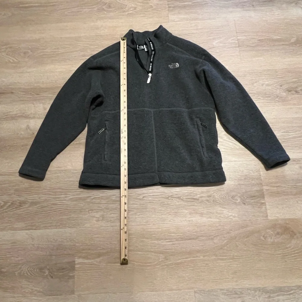The North Face Men's Gray pullover Sweater Size Medium‎